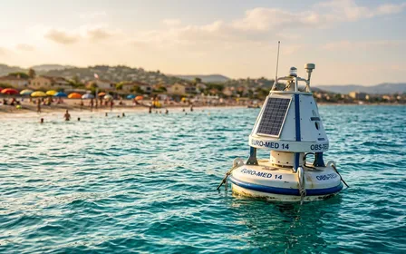 Bouée solaire moderne flottant en mer bleue non loin d'une plage française méditerranéenne avec baigneurs en arrière-plan, ambiance été ensoleillée
