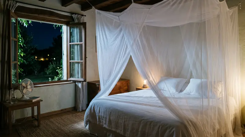 Chambre à coucher d'été éclairée par la lune avec moustiquaire blanche translucide autour du lit et lit avec drap blanc en arrière-plan flou