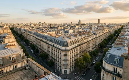 Vue aérienne d'un quartier résidentiel parisien haussmannien en fin d'après-midi de septembre avec toits en zinc et lucarnes de service d'hygiène municipal, ambiance sobre lumière naturelle documentaire aucun humain visible plan large