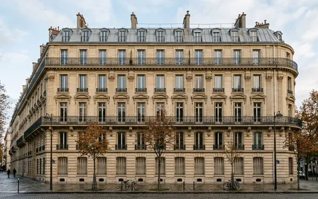 Façade d'immeuble haussmannien parisien en pierre de taille beige avec balcons en fer forgé et fenêtres françaises hautes en début de matinée d'automne, ambiance sobre lumière naturelle documentaire aucun humain ni insecte visible plan large sur les 6 étages
