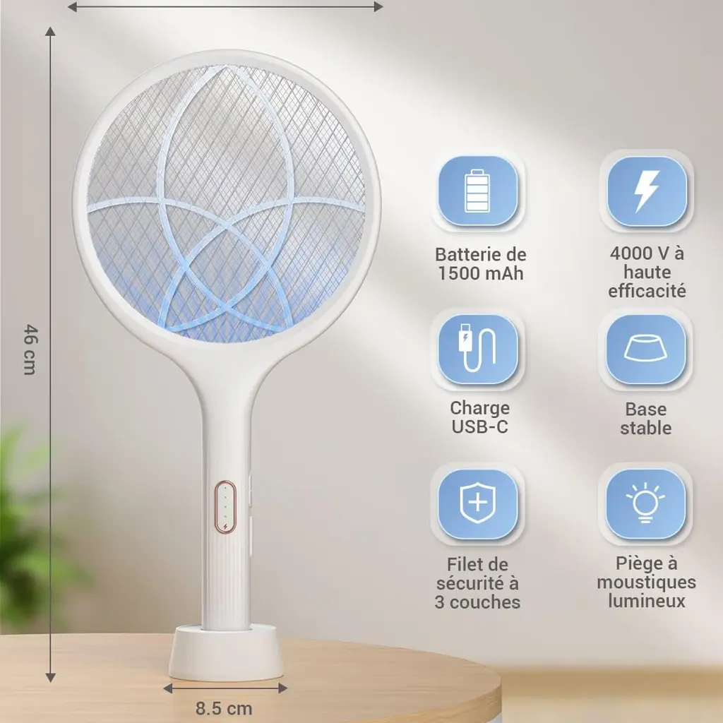 Raquette anti-moustiques électrique blanche avec sa base de recharge USB posée sur une table de jardin en été