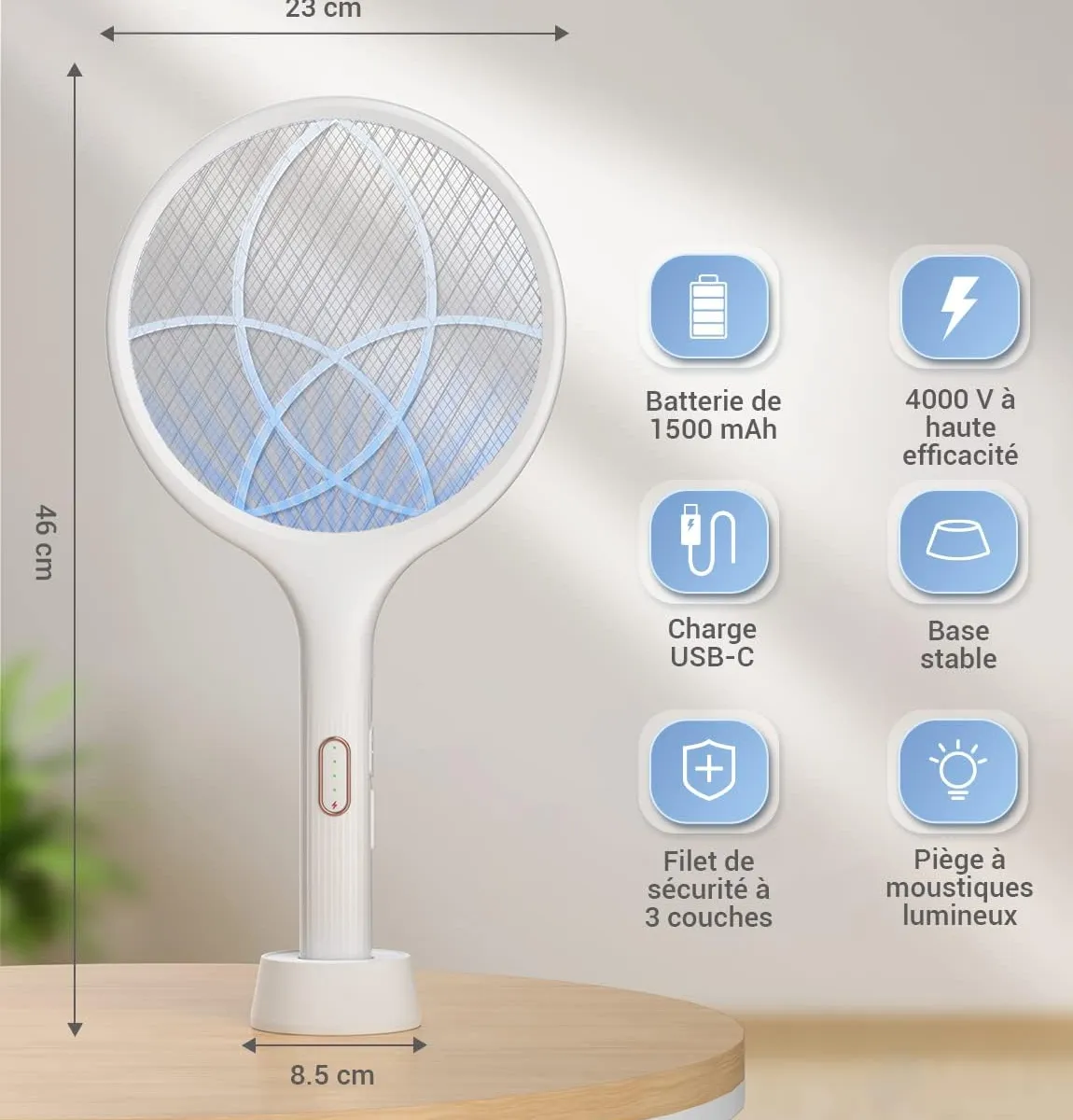 Raquette anti-moustiques électrique blanche avec sa base de recharge USB posée sur une table de jardin en été